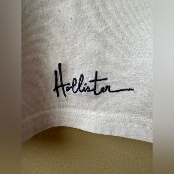 Hollister White and Gray Graphic V-Neck Tee - Picture 2 of 10